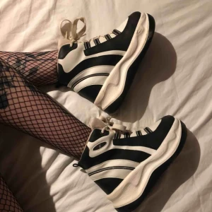  - Platform sneakers. Har inte använt dom själv för dom va för små men de är köpta second hand och det syns att dom är använda. det har lossnat lite vit färg på den ena hälen(se bild 2). Köparen betalar frakt eller så kan jag mötas upp i Skåne 