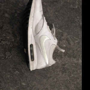 Nike -sneakers vita med silverdetaljer.  Fint skick. Endast använda ett fåtal gånger 
 - Nike -sneakers vita med silverdetaljer.  Fint skick. Endast använda ett fåtal gånger 
