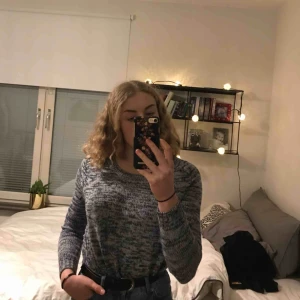  - En blå stickad tröja från HM. Storleken är M men passar även en S😊 Säljer då den är en aningens för liten. Köparen står för frakten💘