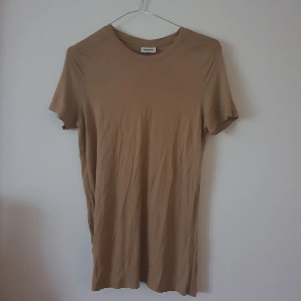Mjuk beige/sand färg tshirt från Weekday storlek m. T-shirts.