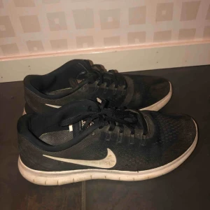  - Nike free run sneakers i använt men fint skick. Väldigt bekväma!! Små i storleken, passar mer en 38