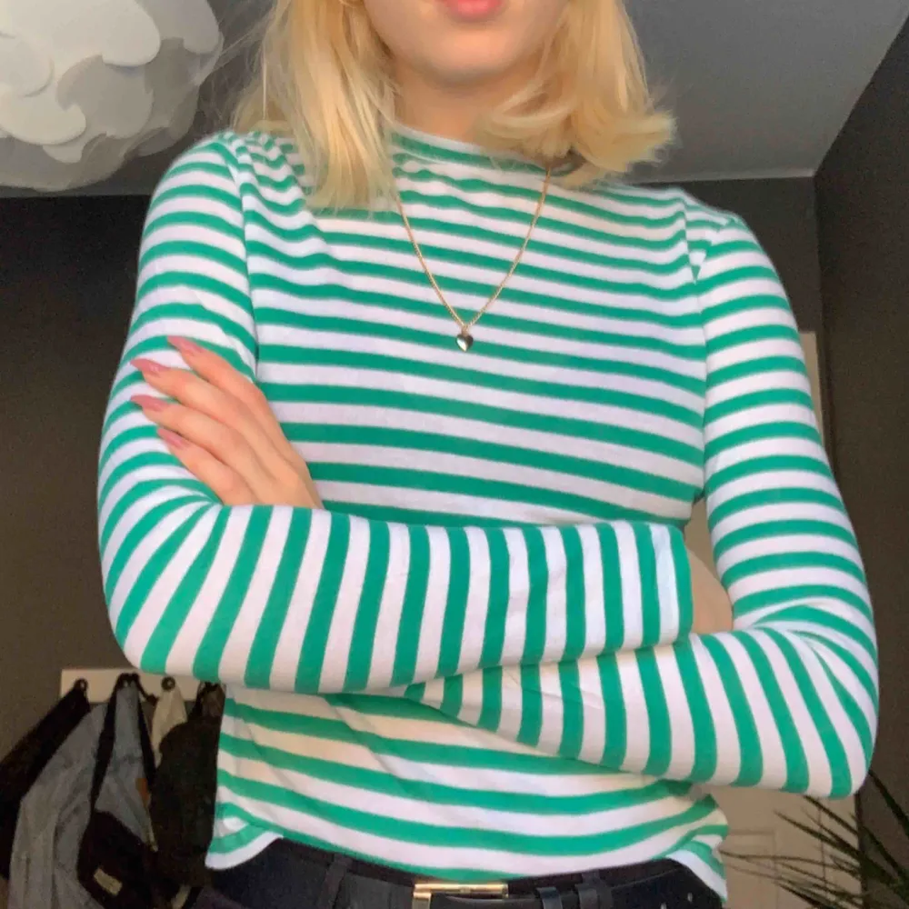 Grön- och vit-randig långärmad tröja från NA-KD. Aningen för liten för mig!. Tröjor & Koftor.