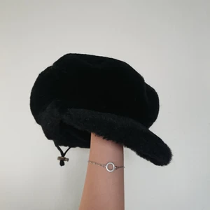  - Söt fluffig mössa/keps från HPI Of Sweden, köpt på loppis för 2 år sedan men knappt använd Mötas i centrala Stockholm OK Frakt (extra fraktkostnad) OK