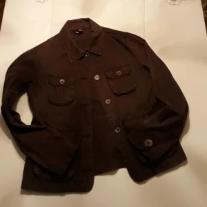 - Brun vår,sommarjacka. Hämtas i Mehedeby eller tas till tierp