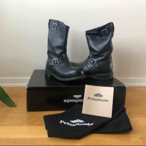  - Sparsamt använda Primeboots säljes. Strl: 38. Äkta läder, mellanhög modell. Vadhög engineer modell med rund, bulkig tå med stålhätta och kraftig gummisula. Dustbag medföljer. 