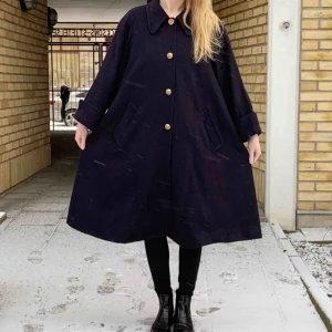  - 💫🦉HOGWARTS KAPPA🦉💫 Mörkblå superfin vintage kappa från England. Varm och utsvängd (som en kjol) med snygga guldfärgade knappar✨ Knappen längst upp vid kragen är lite tillbucklad. Hoppas ni gillar den!🕷 frakt tillkommer🕷