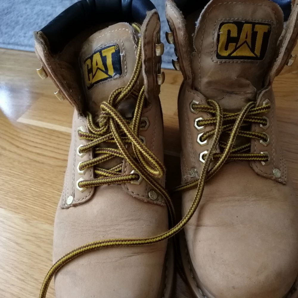 Caterpillar kängor i storlek 37. Köpta för ett tag sedan men dags att rensa garderoben. Kängorna är i fint skick men färgen ändras självklart lite efter ett tag. Kan tänka mig gå ner i pris vid snabbaffär. Om man vill ha skorna fraktade så står köparen för frakt. Skorna finns i spånga, Stockholm . Skor.