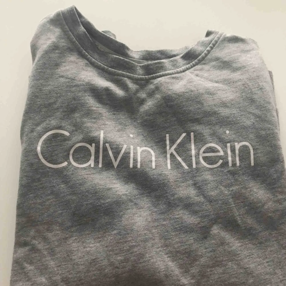 Grå Calvin Klein Sweatshirt✨  Den är i stl. 16 år i ungdomsstorlek, men skulle säga att den passar S-M i vuxen. Skriv om du har några frågor och kolla gärna in mina andra annonser!💓. Hoodies.