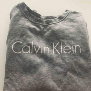 Grå Calvin Klein Sweatshirt✨  Den är i stl. 16 år i ungdomsstorlek, men skulle säga att den passar S-M i vuxen. Skriv om du har några frågor och kolla gärna in mina andra annonser!💓