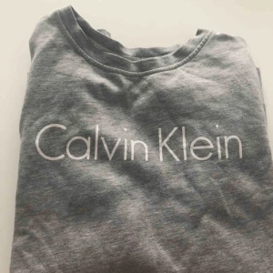  - Grå Calvin Klein Sweatshirt✨  Den är i stl. 16 år i ungdomsstorlek, men skulle säga att den passar S-M i vuxen. Skriv om du har några frågor och kolla gärna in mina andra annonser!💓