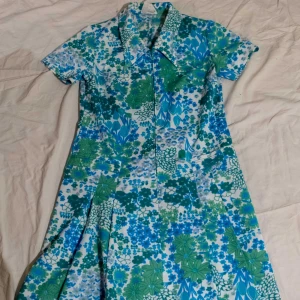  - Vintageklänning med dragkedja, krage och veckad kjol, så fin! Perfekt skick