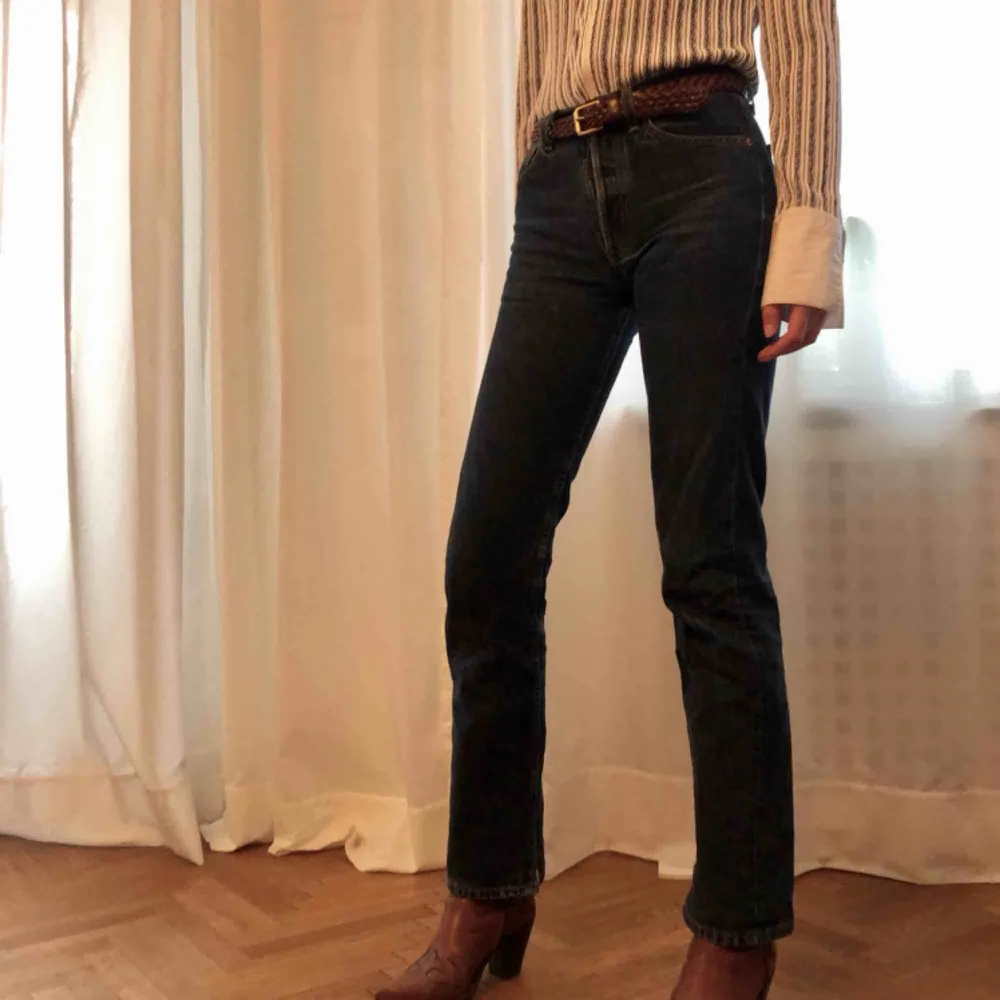 Mörkblå Levi’s 501 jeans. Stlk. W28L34. Köpta secondhand i Paris därmed en lite uppklippning i sömmen längst ner, går lätt att sy ihop om önskas. Köparen står för frakt, kan även mötas upp! (Även toppen är till salu). Jeans & Byxor.