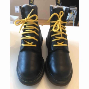  - Fodrade Dr Martens, 8 håls, storlek 36, använt skick. Rengjorda och smörjda med Dr Martens Wonder Balsam. Köparen står för frakten på 90kr.
