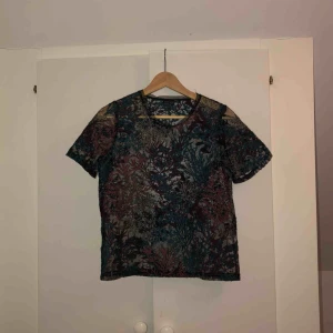  - Jättefin genomskinlig topp med broderier. Använd 1 gång. Passar perfekt till fest med ett par skinnbyxor, snygga smycken och ett par fina skor! 