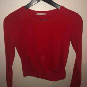  - En röd långärmad magtröja  Kommer ifrån Zara  Knappt använd 