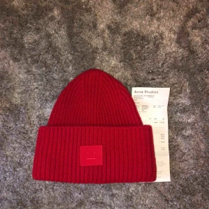  - Säljer en superfin mössa från Acne Studios i färgen Ruby Red. Använd ett 4 gånger, inget slitage/fläckar. Säljer då den inte kommer till användning. Köpt på Acne butiken vid Norrmalmstorg i Stockholm för 1100kr, kvitto finns. 