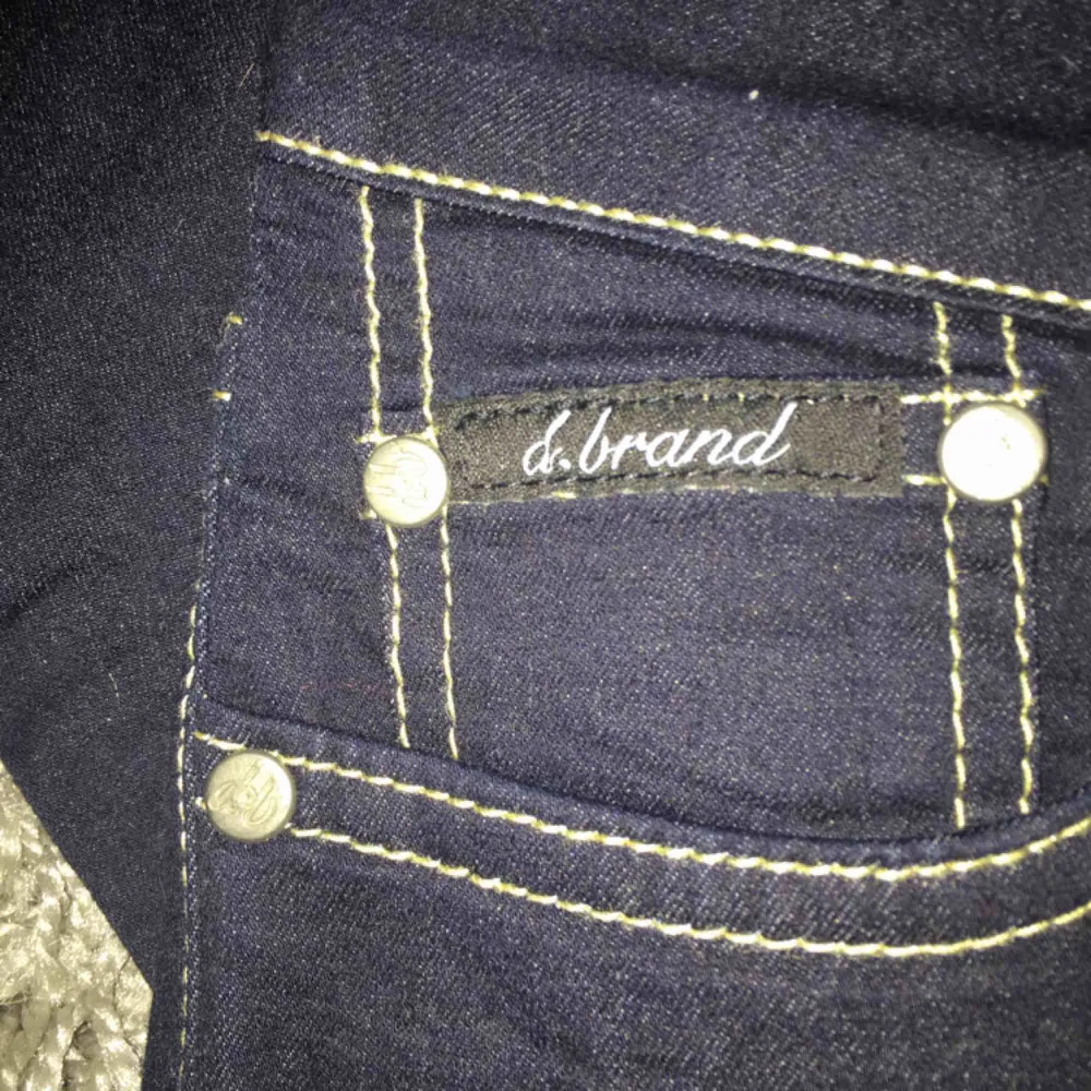 Mörkblåa jeans från d.brand med silvriga detaljer. Aldrig använda, nypris 900 kr, skulle säga att dem är ungefär storlek xs. Jeans & Byxor.