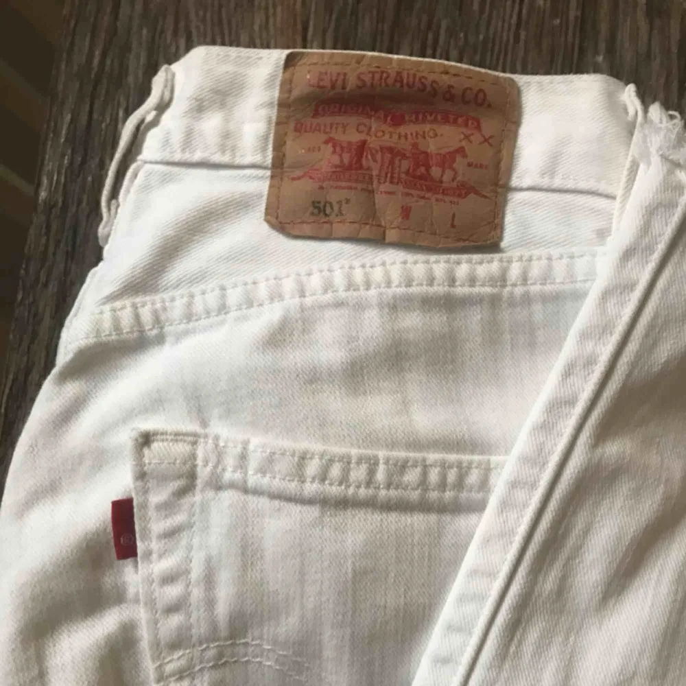 Levis 501 som är köpta här på Plick. Jättefina men jag får tyvärr ingen användning för de!. Jeans & Byxor.