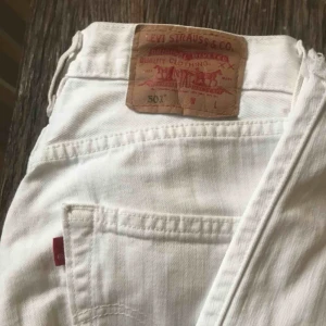  - Levis 501 som är köpta här på Plick. Jättefina men jag får tyvärr ingen användning för de!