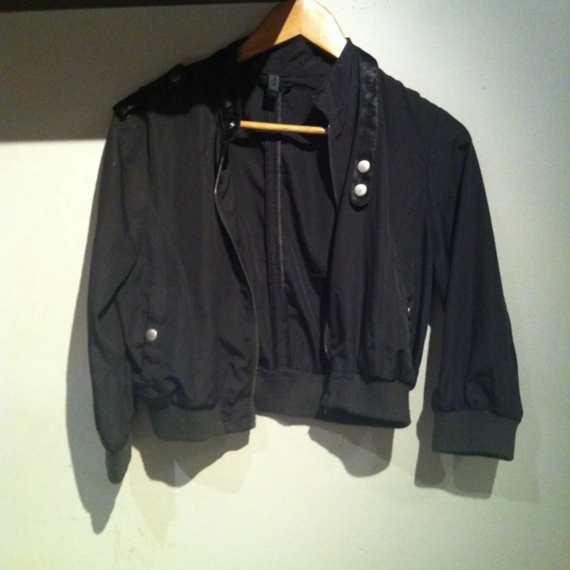 Grå jacka/tröja i toppskick, strlk L men jag använder S i vanliga fall. - 1396993409