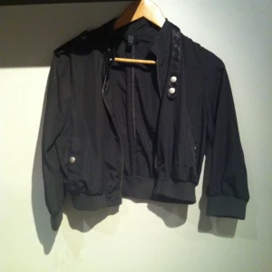 Grå jacka/tröja i toppskick, strlk L men jag använder S i vanliga fall. - Grå jacka/tröja i toppskick, strlk L men jag använder S i vanliga fall.