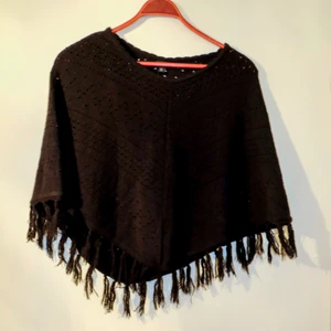  - Stickad poncho med fransar 