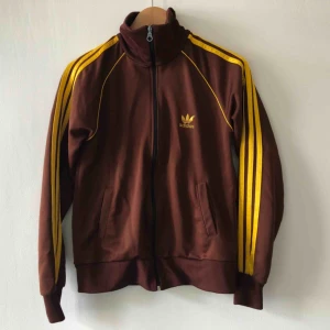  - Vintage adidas i trevligt använt skick. Kan hämtas i Uppsala eller skickas mot fraktkostnad 