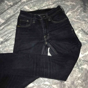  - Tiger of sweden jeans i storleken 24 o passar mig i längden som är ca 170. Men går såklart att klippa av dem mer om man vill det