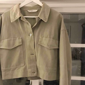  - Säljer min fina oversized jeansjacka i färgen khaki från ZARA, strl L. Inköpt på deras butik i London för 400 kr, säljes för 200 kr + frakt 