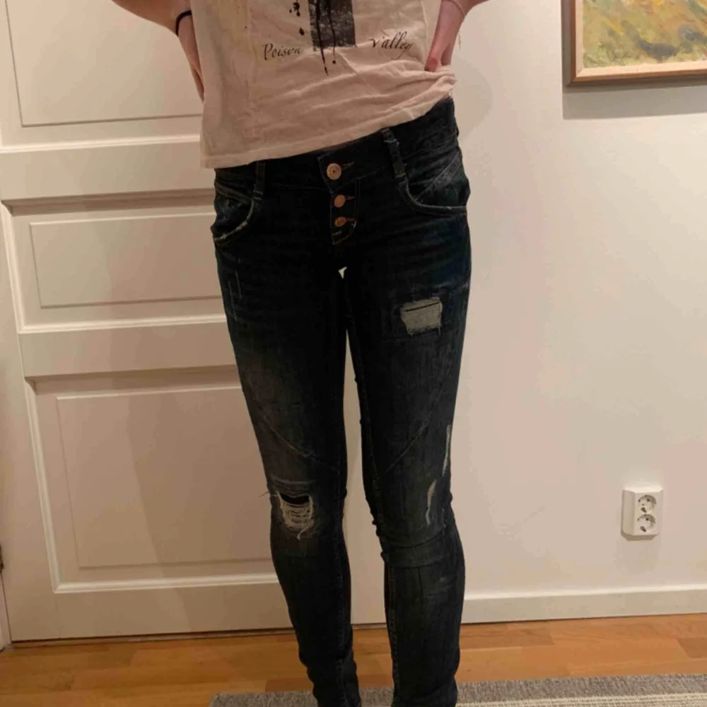 Perfect jeans från Gina Tricot. Lågmidjade och knappar som gylf. Supersnygga. Jeans & Byxor.