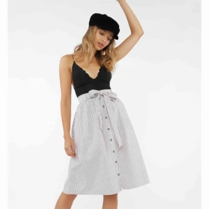  - Underbar kjol från chiquelle!!! Lite för stor för mig som är en XS/34. Behövs strykas då den legat i min garderob å aldrig använts hehehe. Prislapp kvar. 120kr + eventuell fraktkostnad.