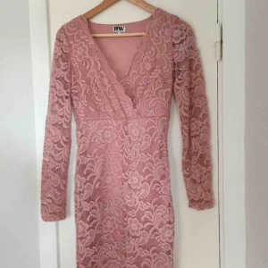  - Spetsklänning köpt på Sandelins i våras. Använd endast en gång. Köparen står för frakten