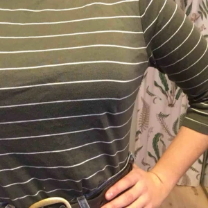  - Långärmad randig tröja från Ralph Lauren med knappar på vardera sida ringningen