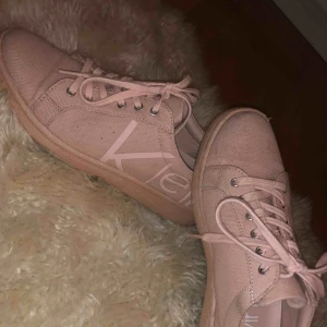  - Säljer mina supersnygga skor från Calvin Klein då de inte kommer till användning. De har endast använts ett fåtal gånger men har några fläckar. Tar betalning via swish och fraktar mot betalning!🥰