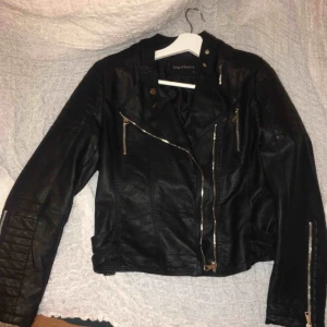  - Snygg skinnjacka från missay. Liten i storleken skulle jag säga, aldrig använd så den är helt som ny🧡