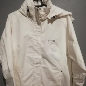  - Allväders jacka. Ny och oanvänd 