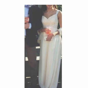  - Fin ljusbeige balklänning med lite paljetter från Scala Stocholm. (Endast använd ett par timmar) pristet kan diskuteras vid snabb affär! Sjalen till klänningen ingår.