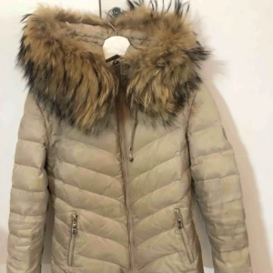  - Säljer min hollies jacka modell Aspen i strl 34, blivit kemtvättad en gång och använd en vinter. Ska vara 2 bollar med har dock kvar en bara.