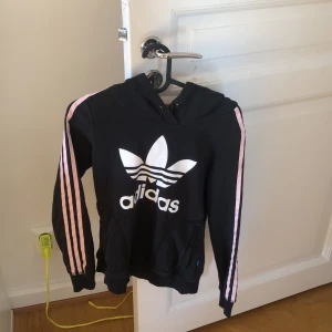 Adidas  - Säljer min adidas hoodie.