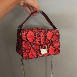 Väska  - Jätte cool väska men får ingen användning av den🙁