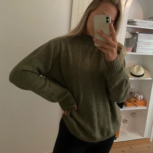 Stickad tröja, Filippa k  - Stickad mysig tröja från Filippa K. Aldrig använd.. priset är ink frakt! Killtröja men passar perfekt på tjejer också 