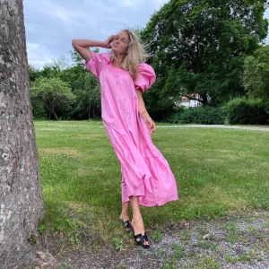 Fin klänning - Superfin klänning från HM. Använd 1 gång💕 frakt tillkommer/ mötas upp i stockhomm. Pris kan diskuteras 