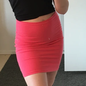 Miniskirt - BUDA I KOMMENTARERNA🌸 Snygg cerisefärgad kjol, köpt på BikBok. Endast använd en gång! Frakt: 44kr 