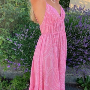 Populär slutsåld klänning - Säljer denna super fina klänning från h&m som är slutsåld (lånad bild). Stl 38 men skulle säga att den även passar en xs/s då den har reglerbara band. Helt oanvänd med lappar kvar. Frakt tillkommer