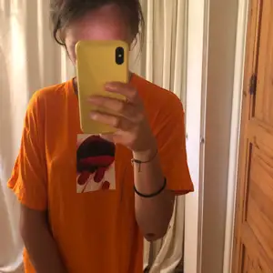 Snygg orange T-shirt med tryck som tyvärr inte kommer till användning 60 kr + frakt