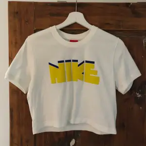 Croppad t-shirt från Nike. Aldrig använd, som ny! Storlek S.