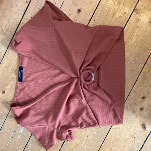 topp - skitsnygg topp från bershka! i storlek L men för liten för mig som är en L med stora bröst. passar från S-M skulle jag säga 