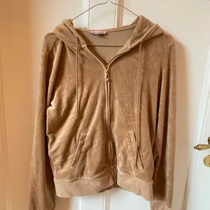 Juicy Couture Velvet hoodie i beige M - Hoodie från JC i sammet. Komplett med strassat J som dragkedja.
