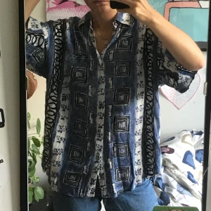 Fladdrig kortärmad skjorta - En härlig pappa på semester-skjorta i det mest perfekta materialet. Mjuk och fladdrig men inte tunn. Perfa skick, jag är s. Loppisfynd!