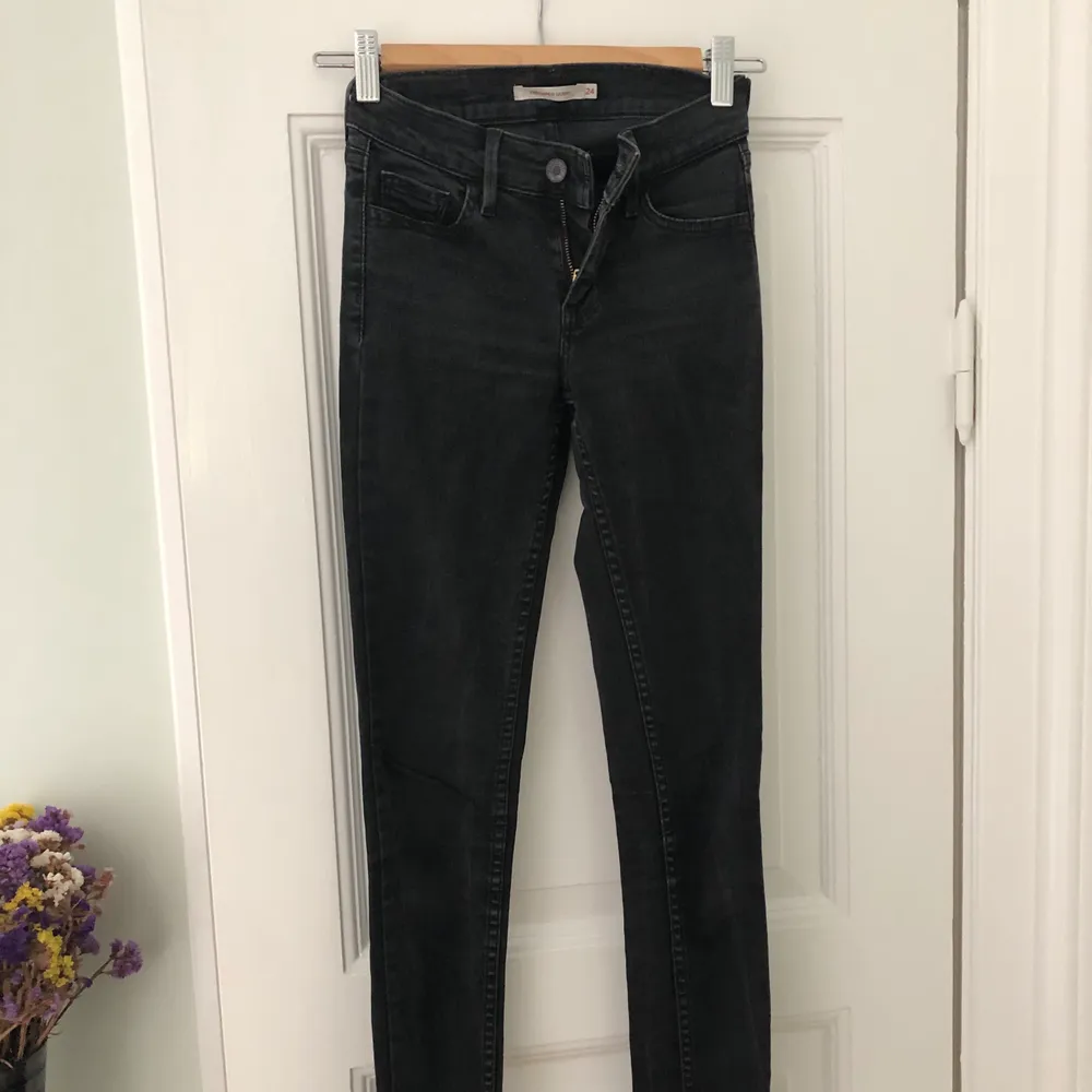 Svarta levis jeans i modellen 710 superskinny💓💓 tyget är lite stretchigt. Frakt tillkommer. Jeans & Byxor.